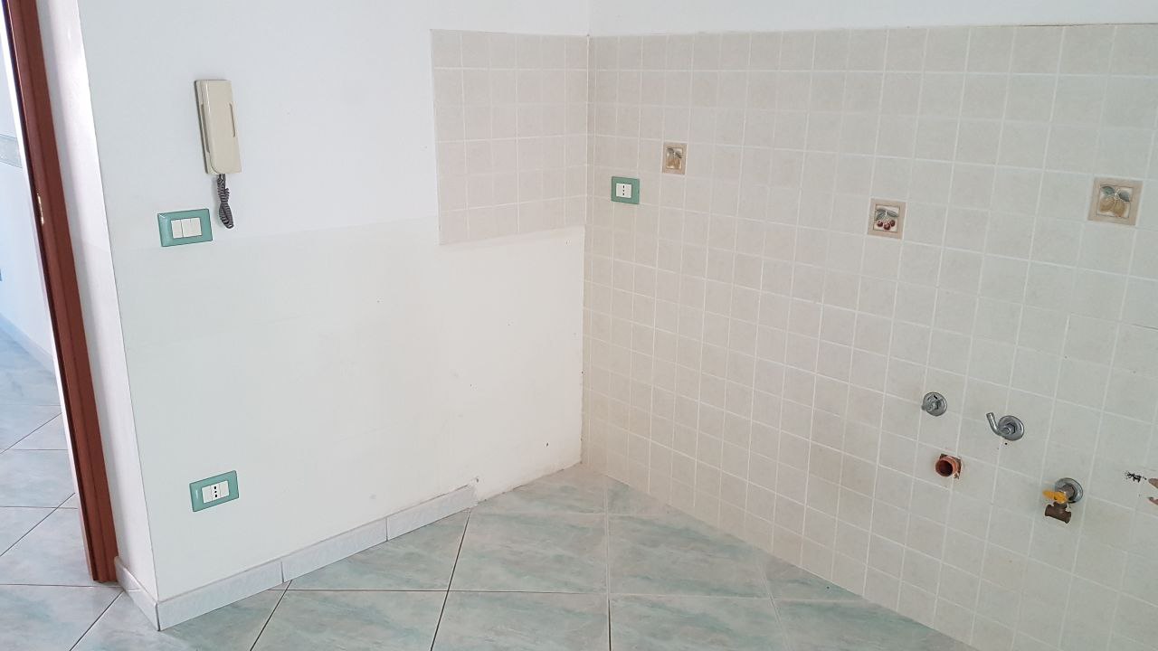 Via Spedalieri 4vani con magazzinetto e ripostigli