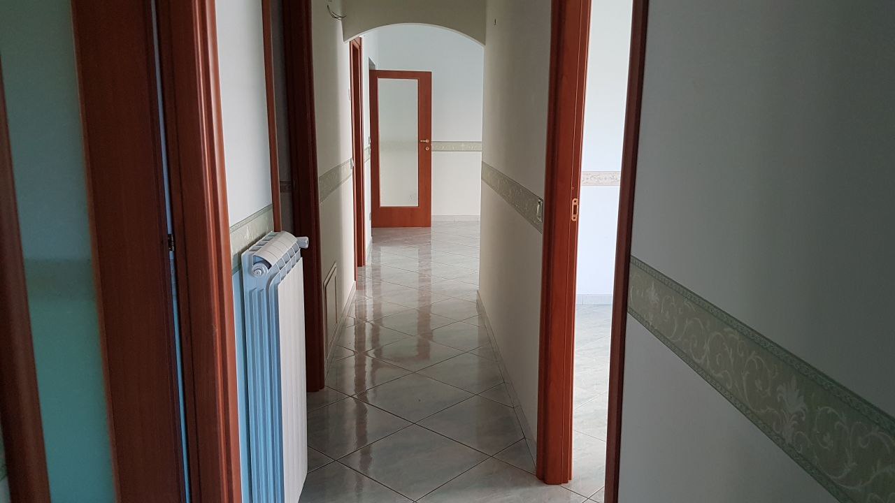 Via Spedalieri 4vani con magazzinetto e ripostigli