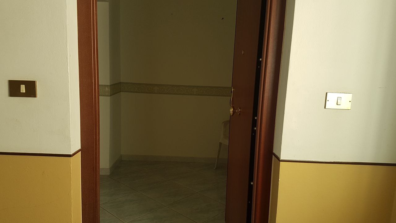 Via Spedalieri 4vani con magazzinetto e ripostigli
