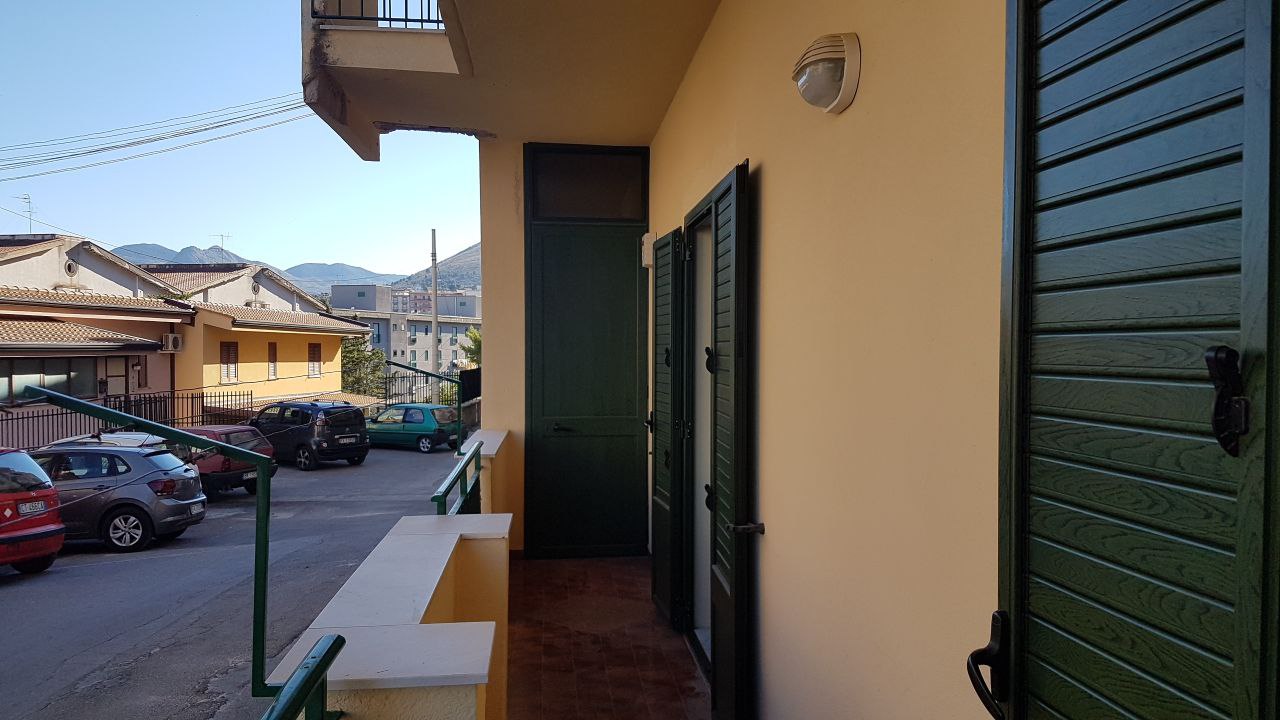 Via Spedalieri 4vani con magazzinetto e ripostigli