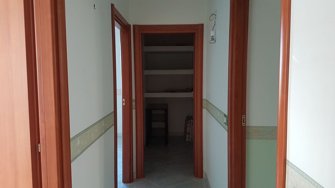 Via Spedalieri 4vani con magazzinetto e ripostigli