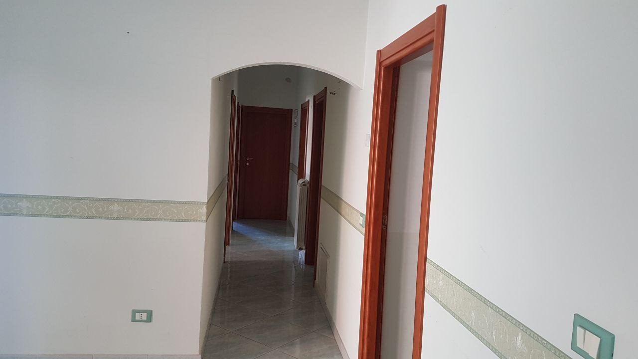Via Spedalieri 4vani con magazzinetto e ripostigli