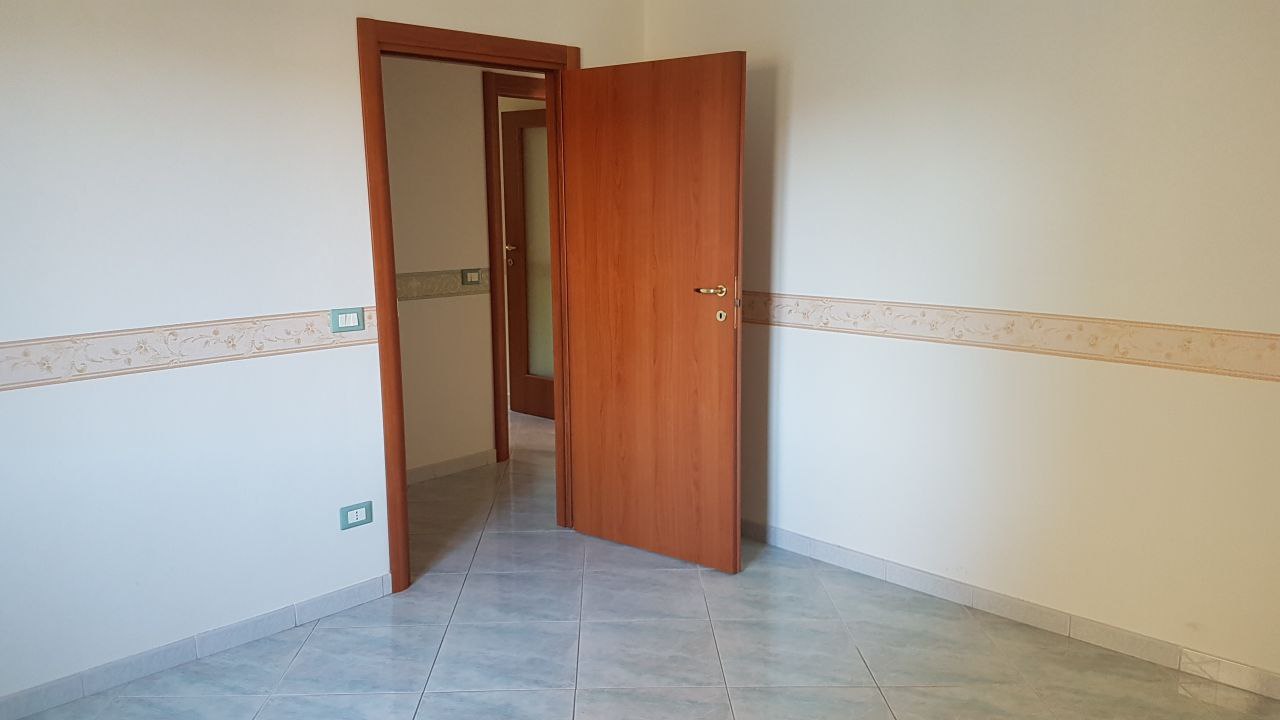 Via Spedalieri 4vani con magazzinetto e ripostigli