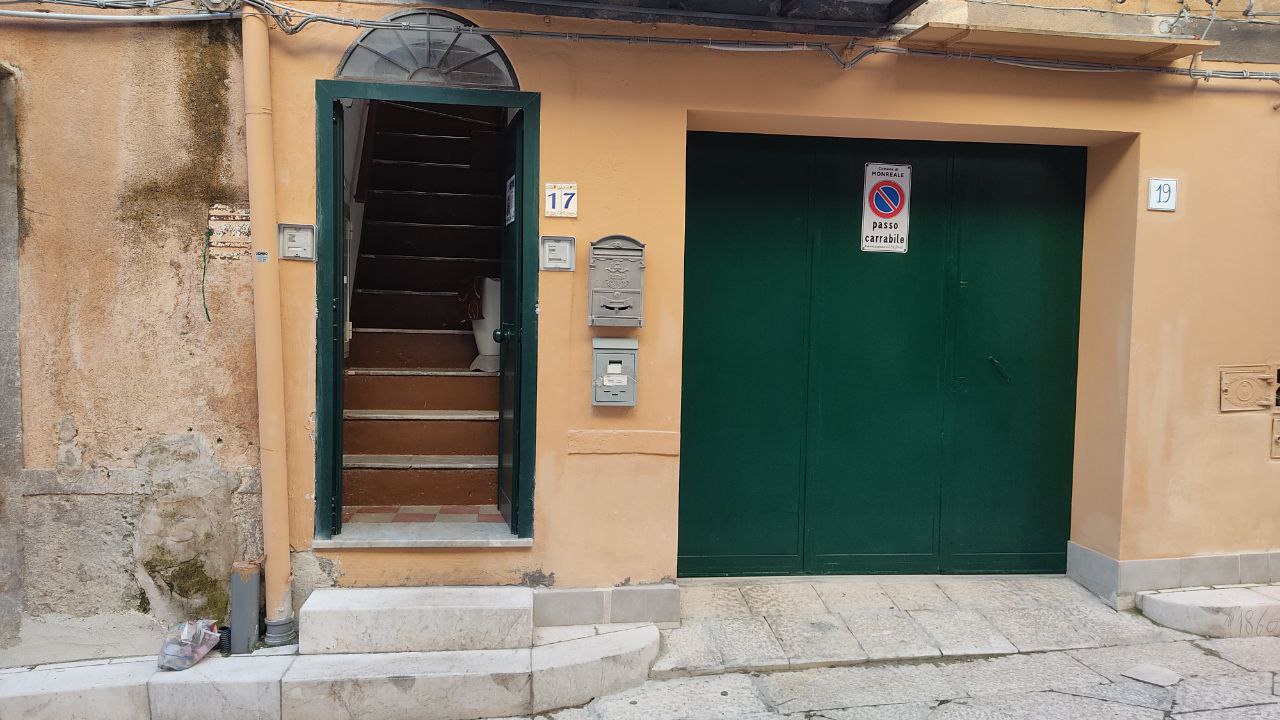 Via Odigitria, 2 locali arredato in centro storico