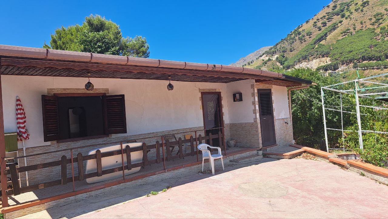 Via Esterna Sant'Elia villino con cucina abitabile