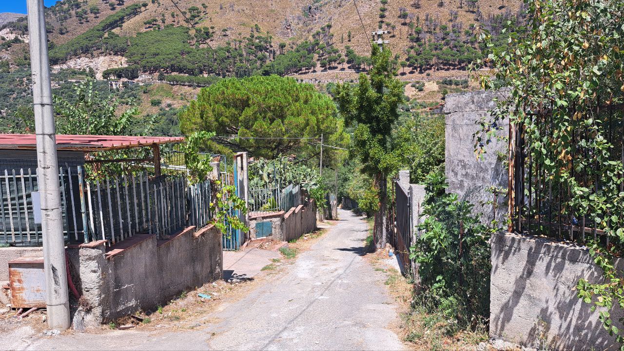 Via Esterna Sant'Elia villino con cucina abitabile