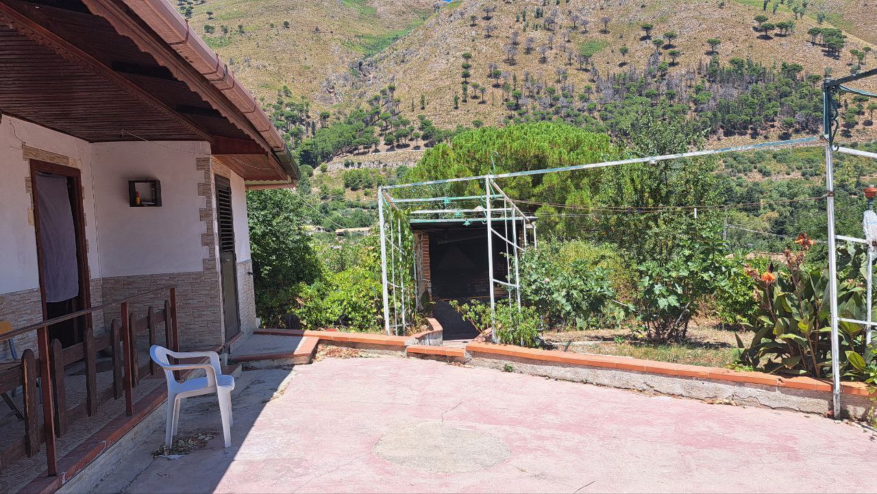Via Esterna Sant'Elia villino con cucina abitabile