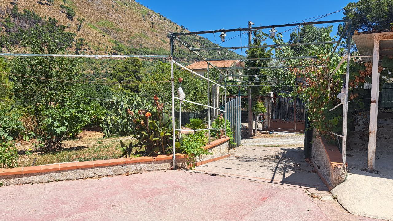 Via Esterna Sant'Elia villino con cucina abitabile
