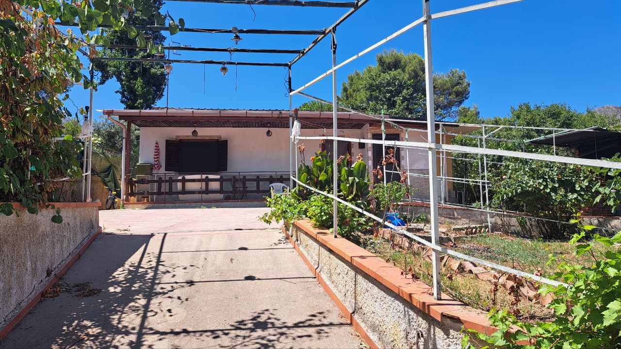 Via Esterna Sant'Elia villino con cucina abitabile