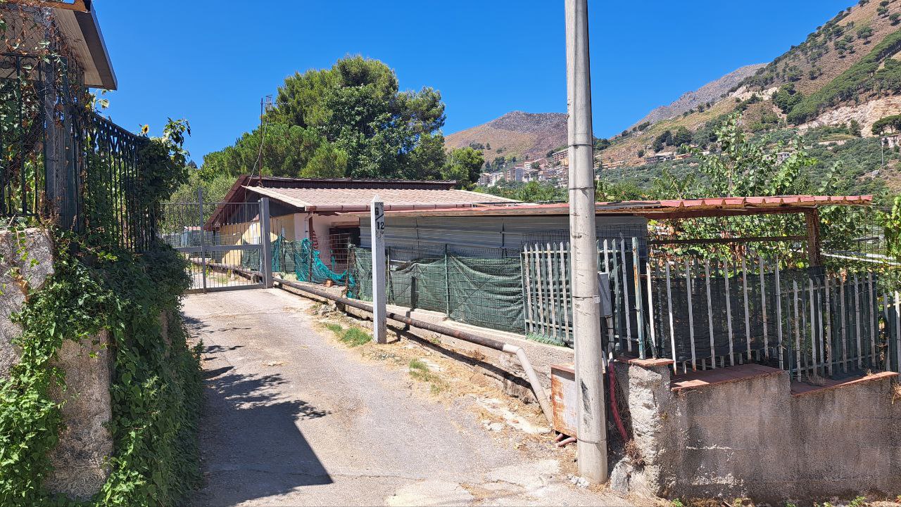 Via Esterna Sant'Elia villino con cucina abitabile