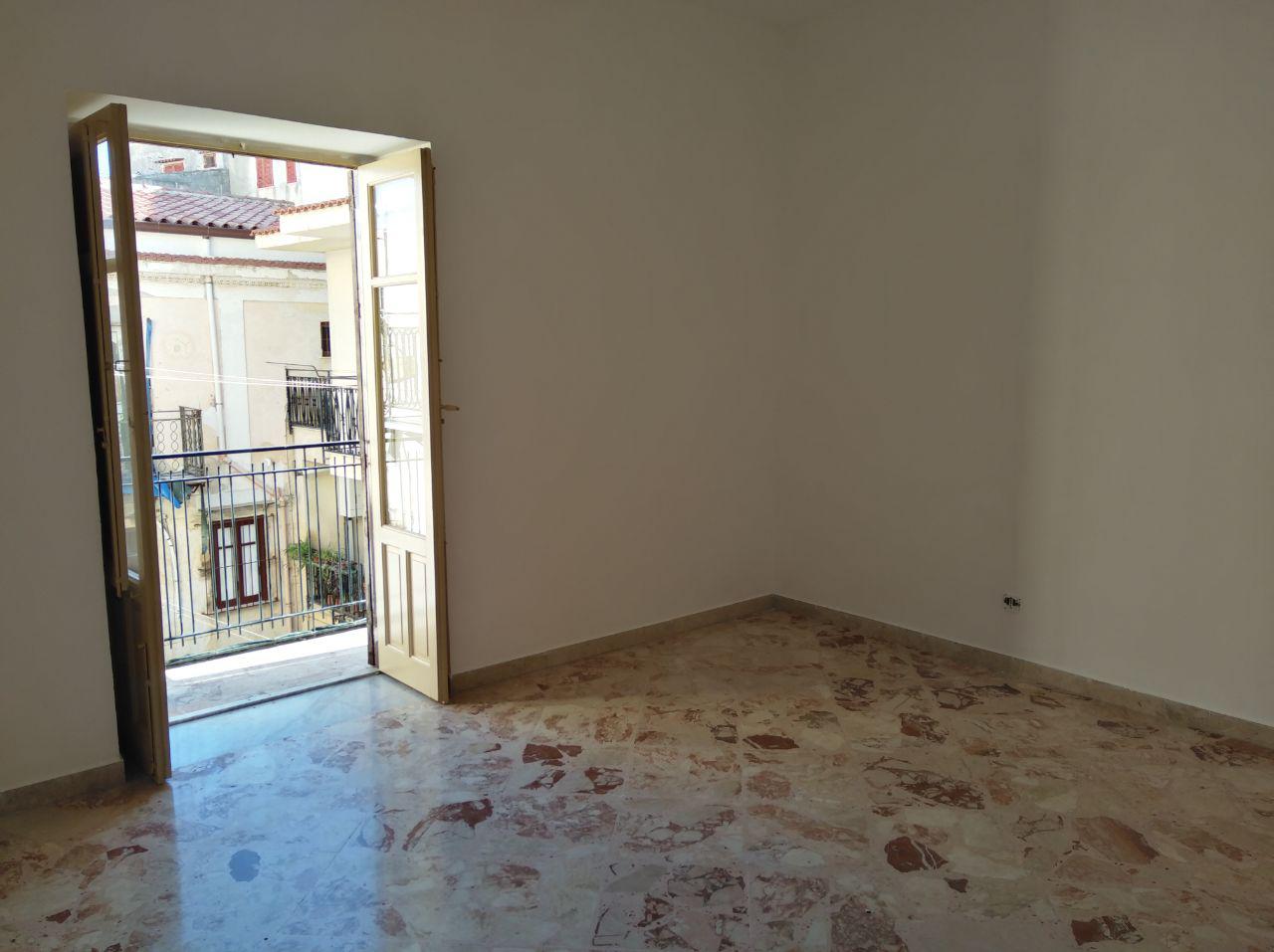 Via Antonio Veneziano, confortevole due vani