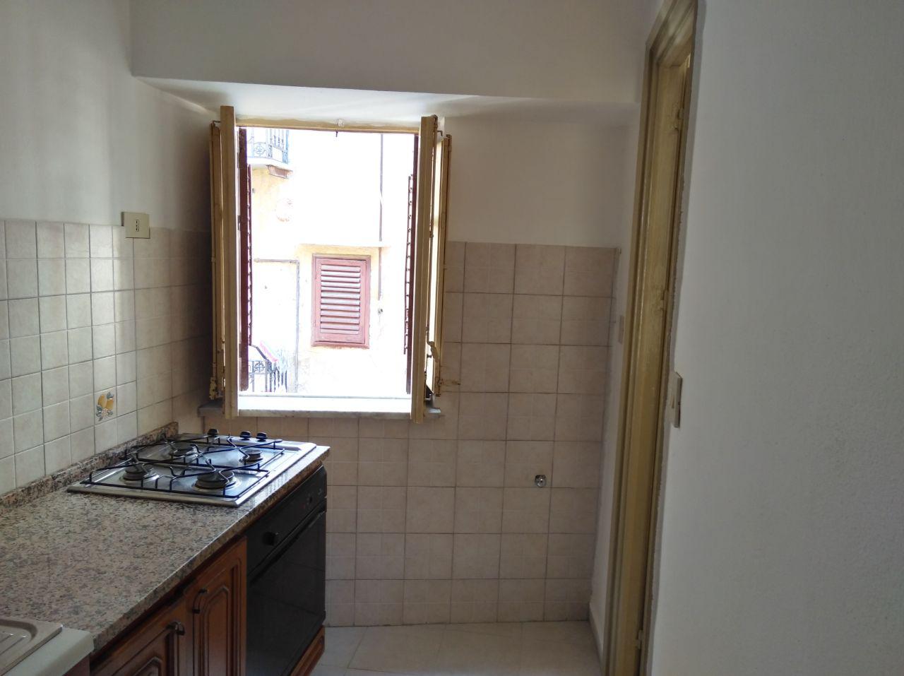 Via Antonio Veneziano, confortevole due vani