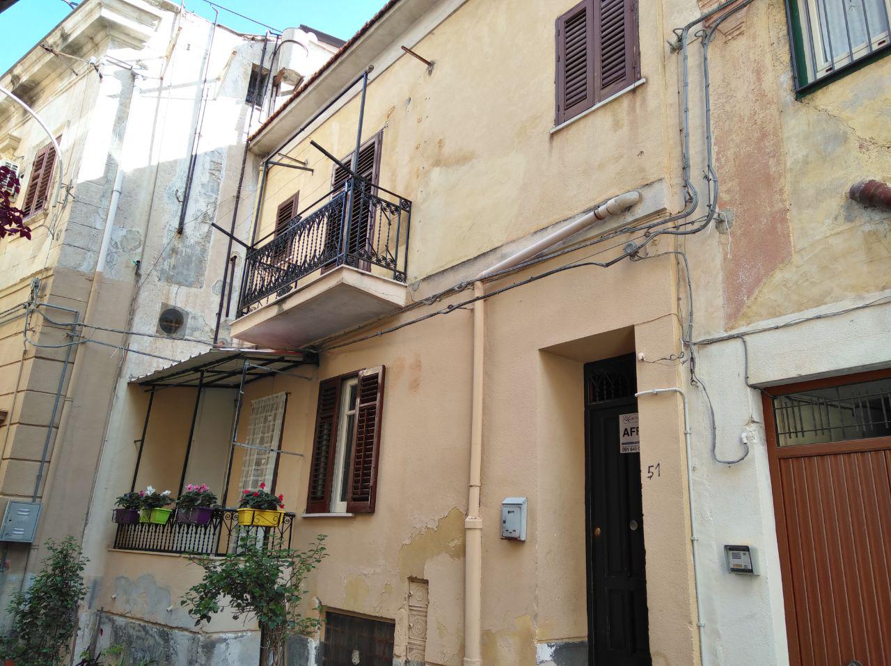 Via Antonio Veneziano, confortevole due vani