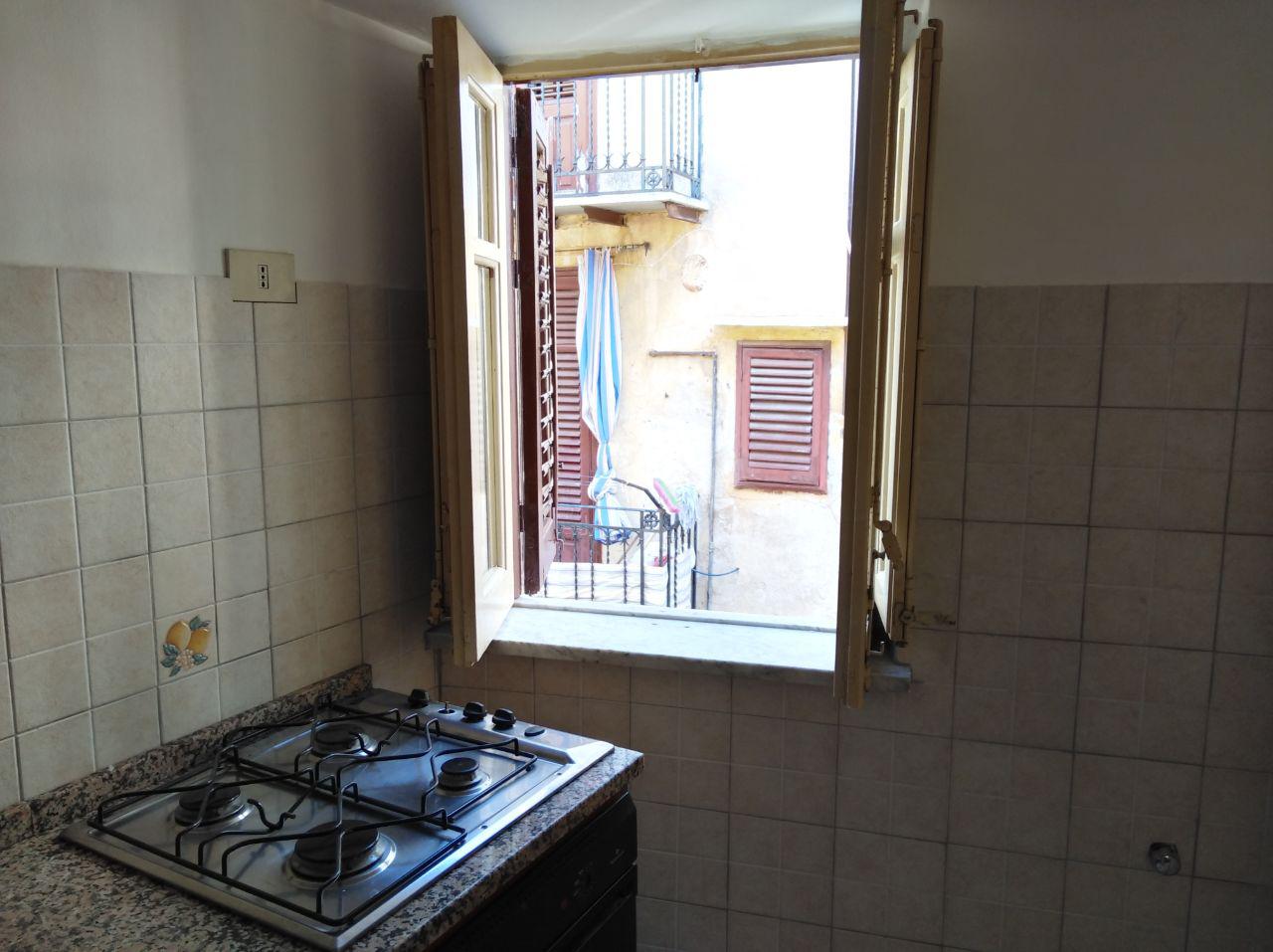 Via Antonio Veneziano, confortevole due vani