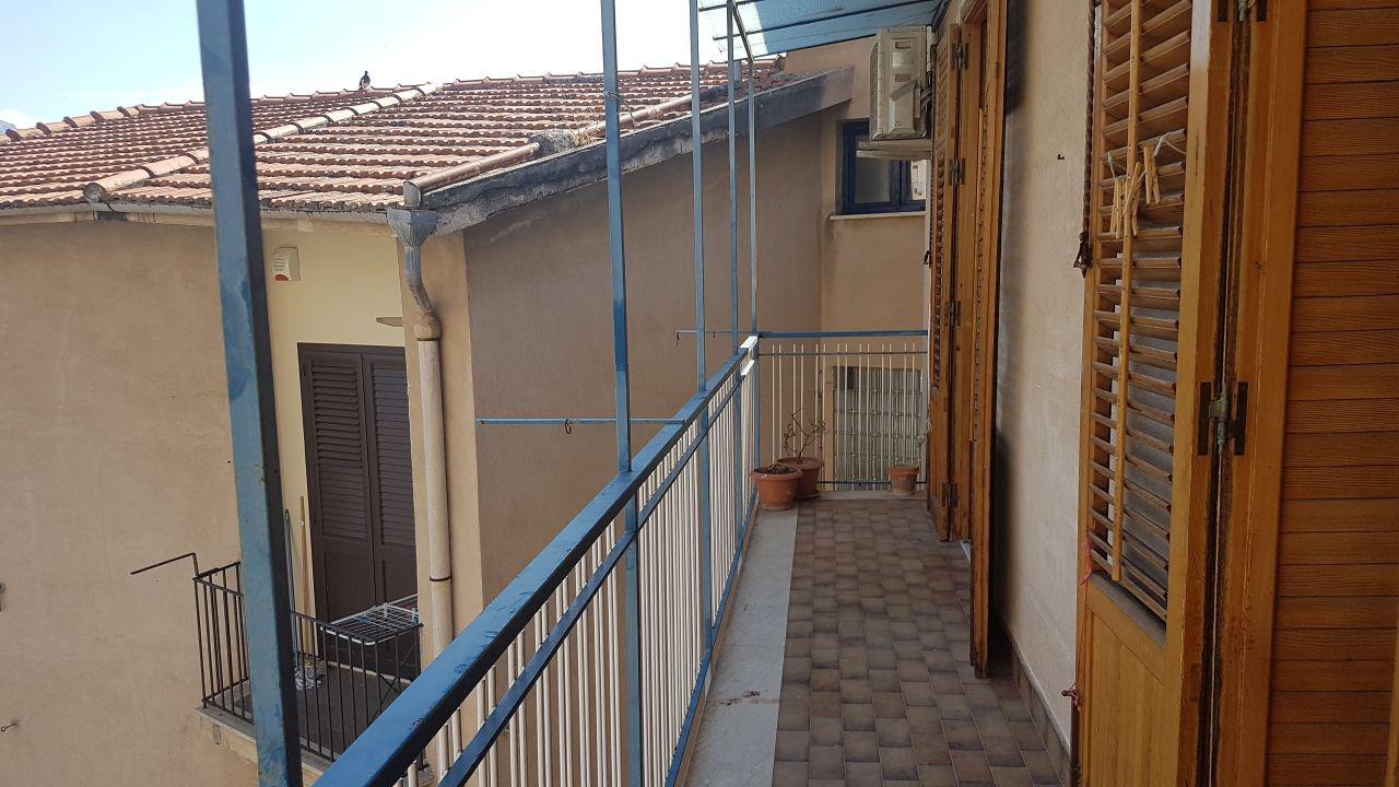 Via del Fante, luminoso appartamento con 3 balconi