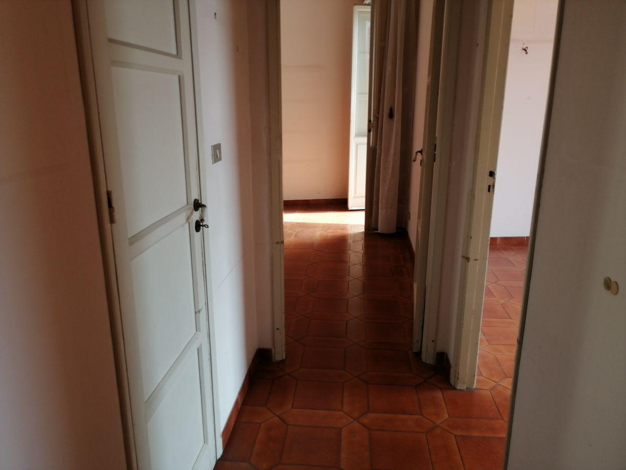 Via del Fante, luminoso appartamento con 3 balconi