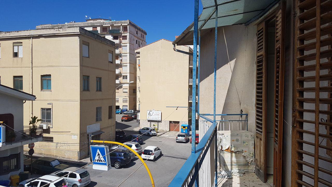 Via del Fante, luminoso appartamento con 3 balconi