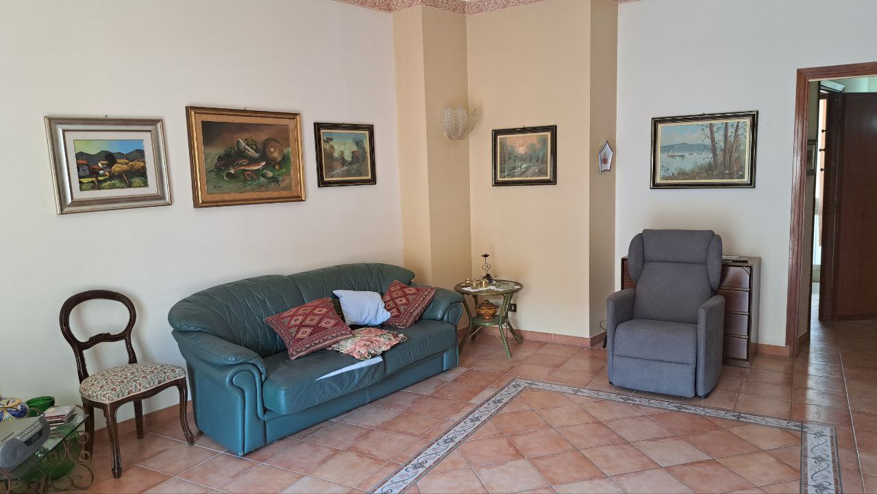 Via Venero grande 4 locali 2 servizi e ripostiglio