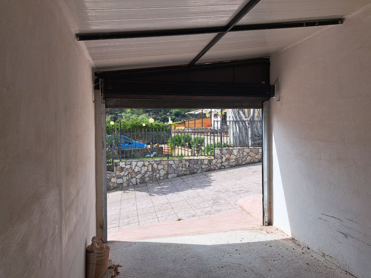 Via Valle Paradiso, 3 locali arredato con box auto