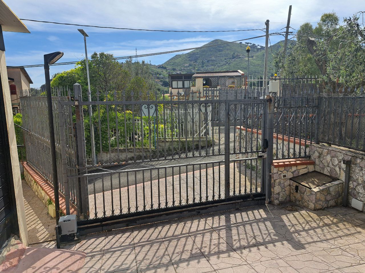 Via Valle Paradiso, 3 locali arredato con box auto