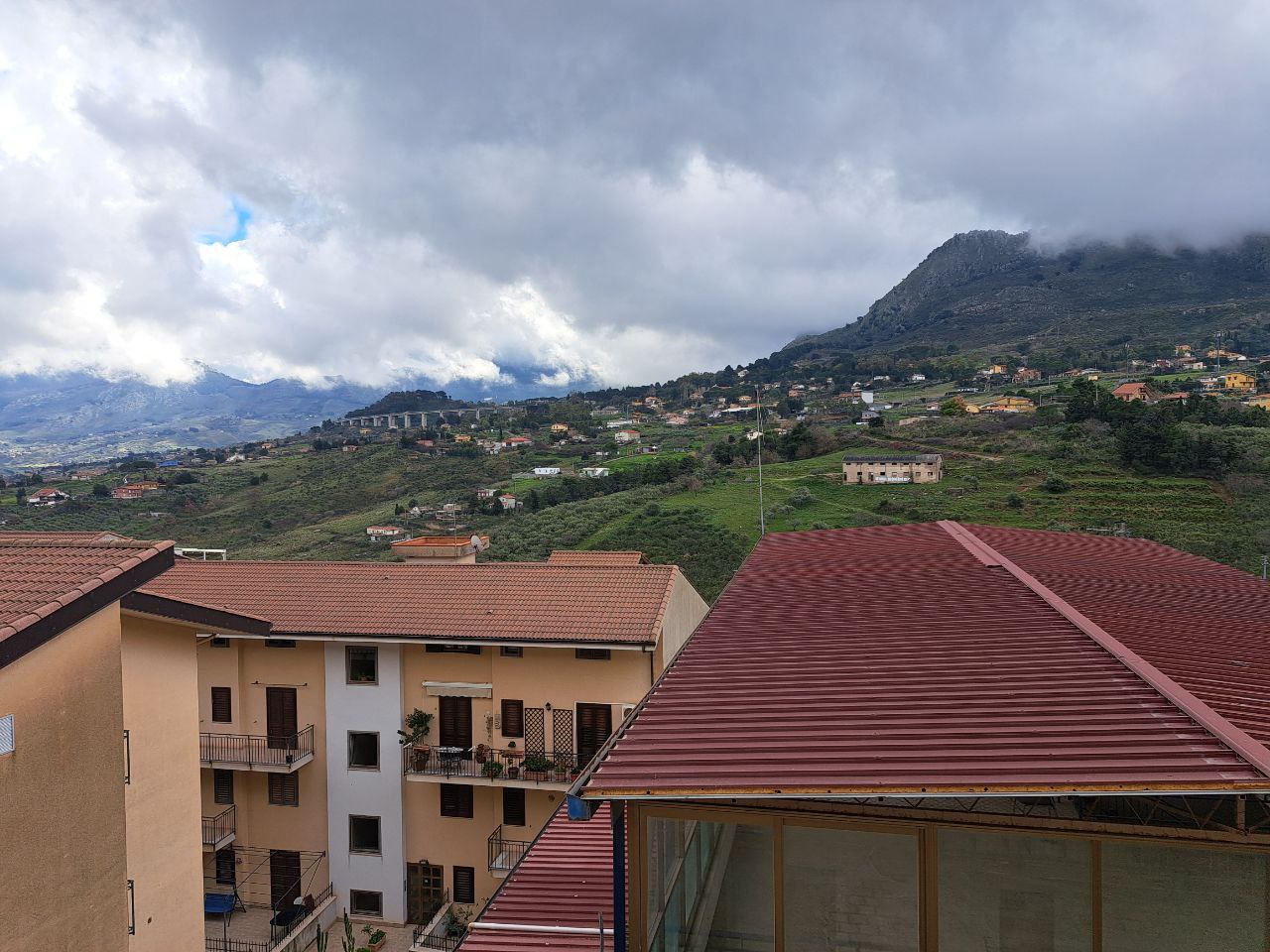 Via Provinciale, grande abitazione con 2 ingressi