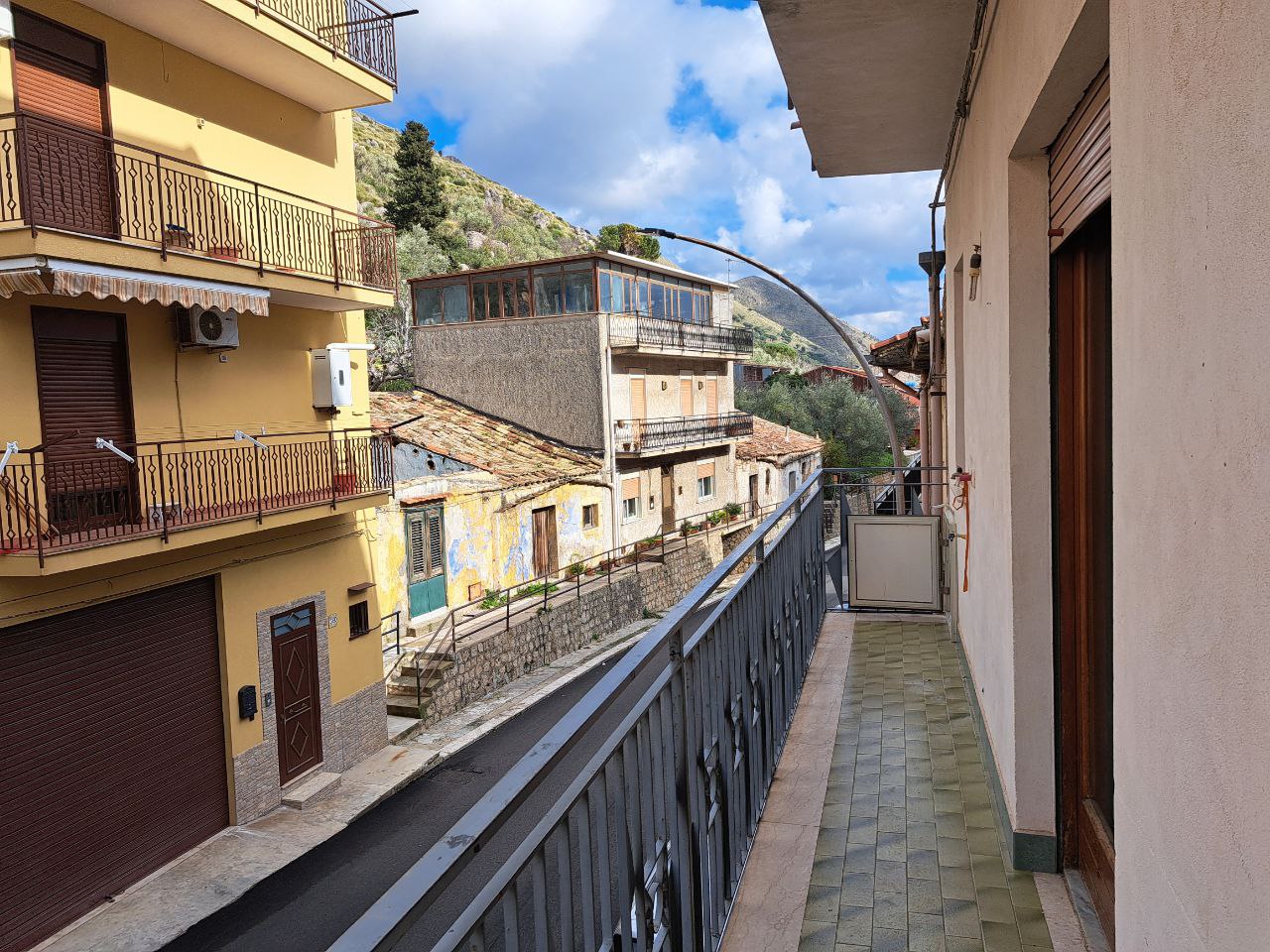 Via Provinciale, grande abitazione con 2 ingressi