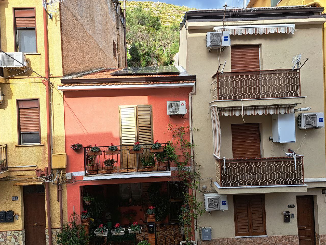 Via Provinciale, grande abitazione con 2 ingressi