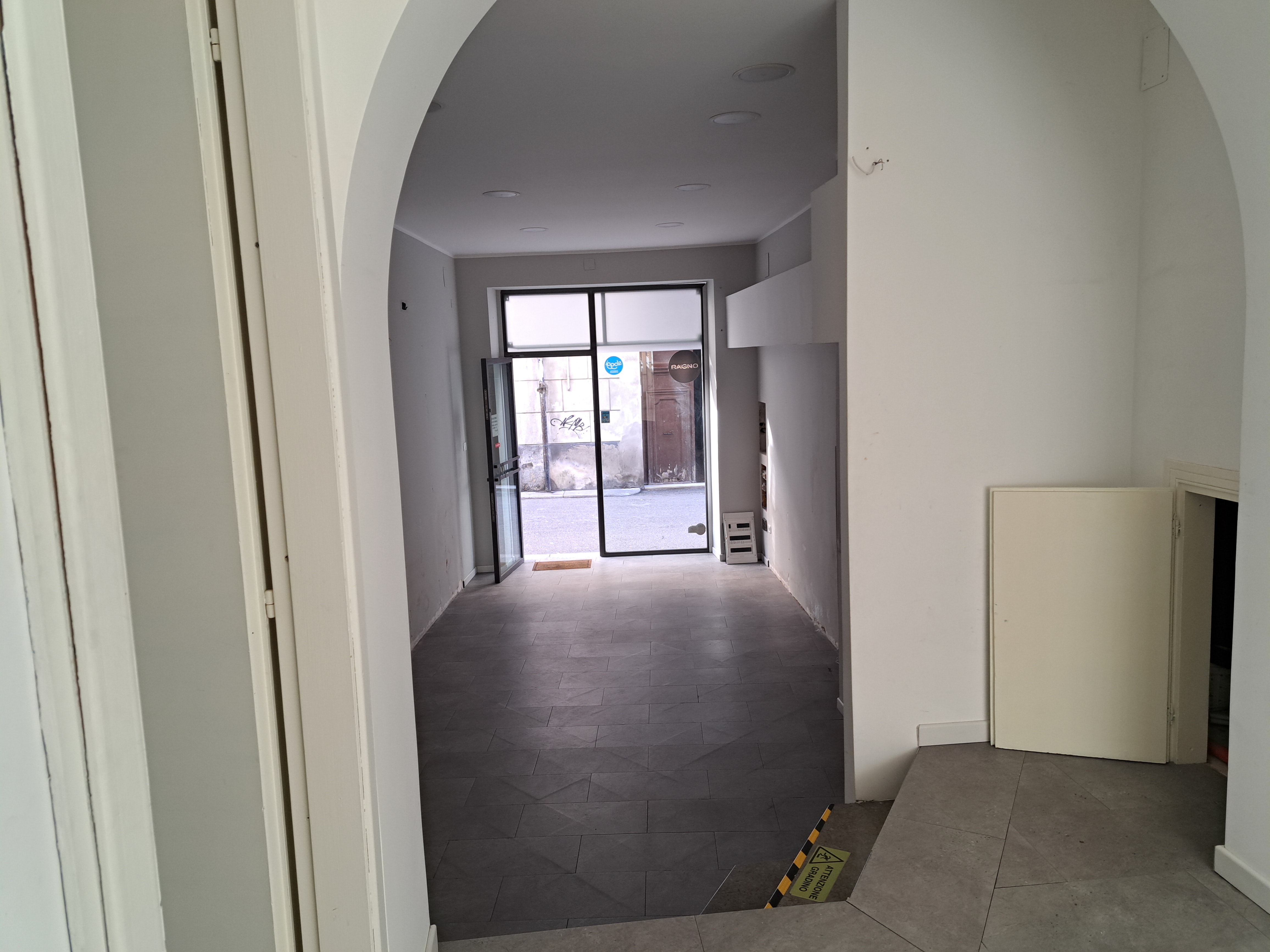 Via Roma, negozio con una vetrina nel corso pedonale del centro cittadino