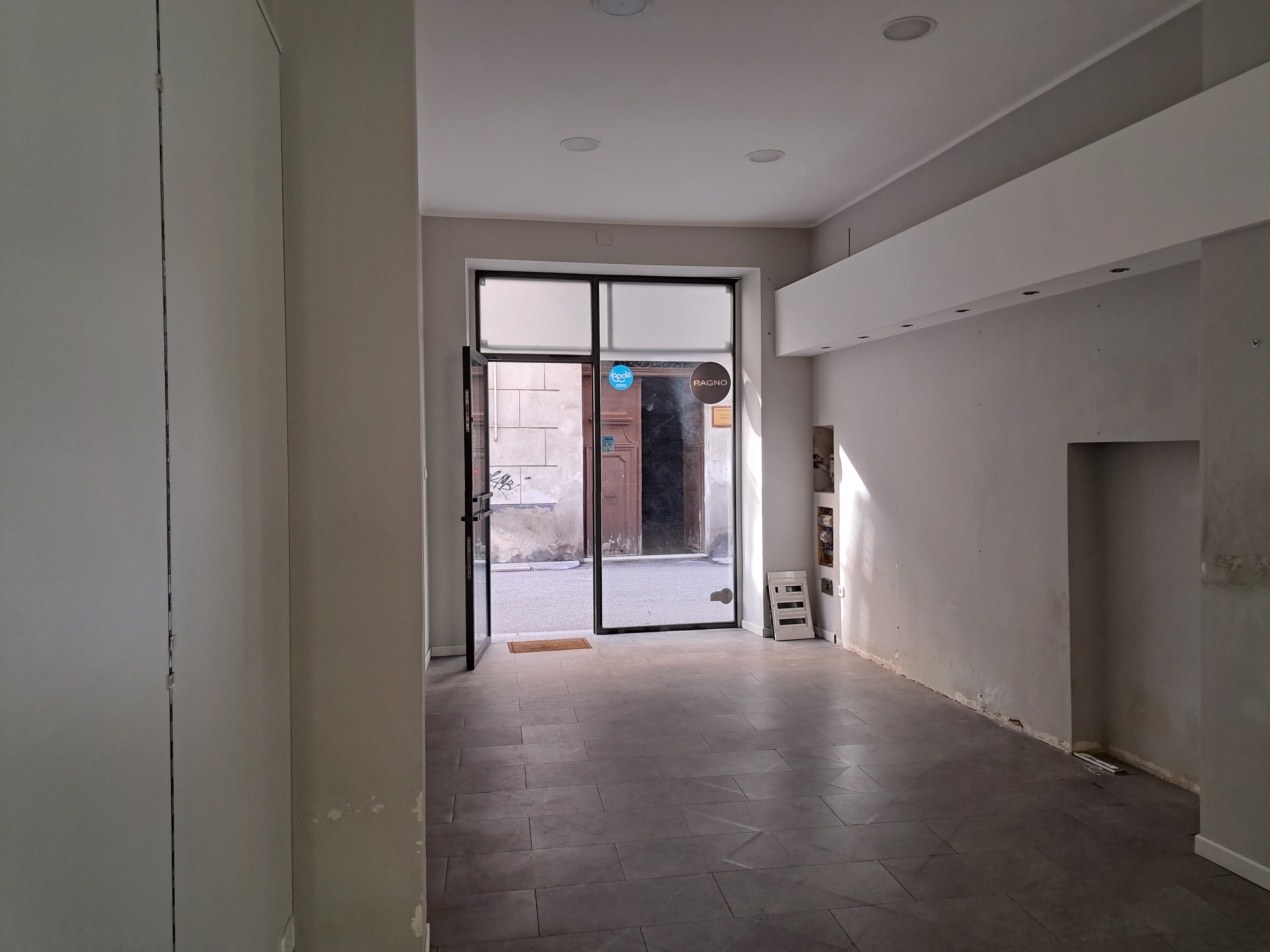 Via Roma, negozio con una vetrina nel corso pedonale del centro cittadino