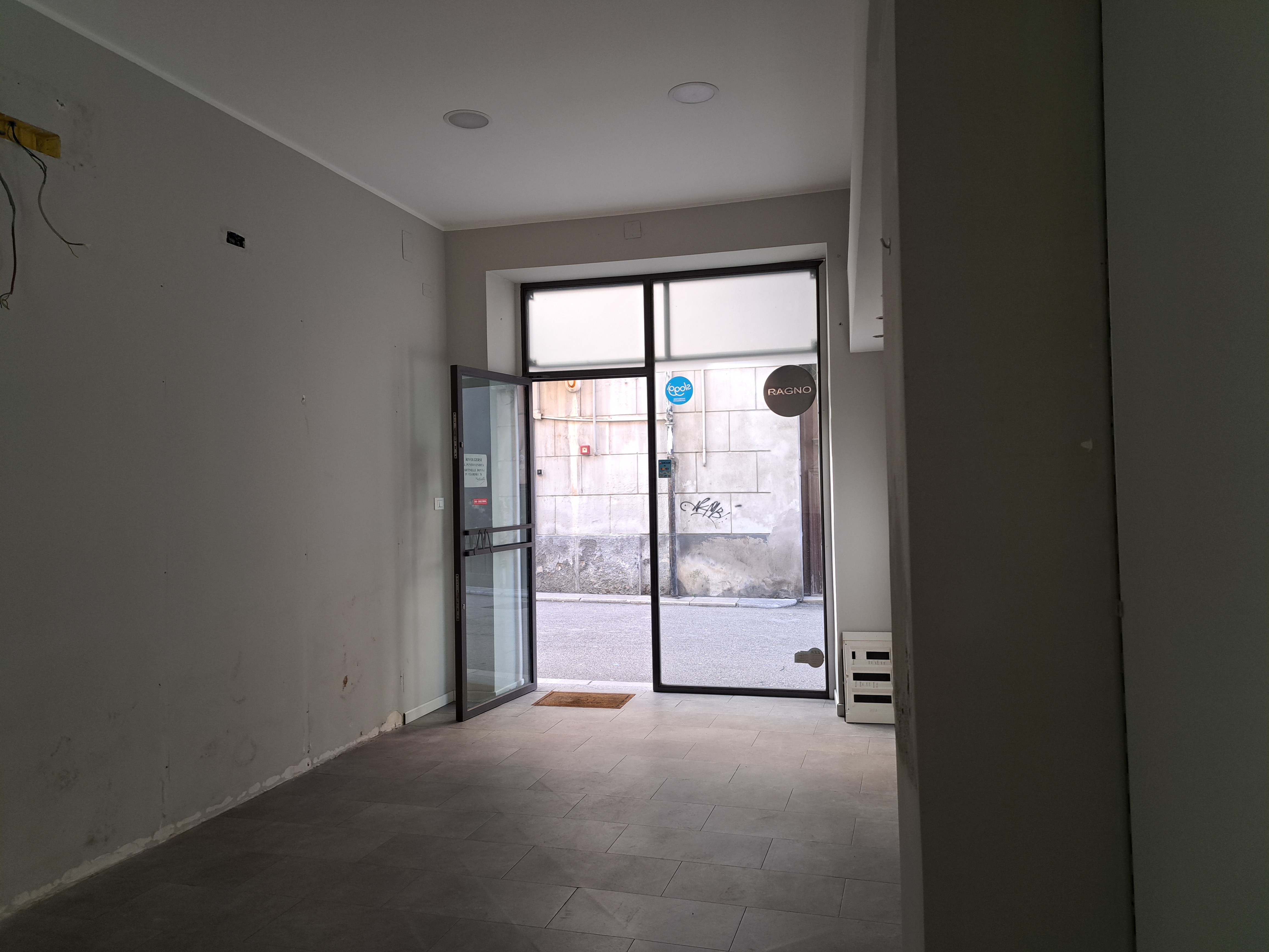 Via Roma, negozio con una vetrina nel corso pedonale del centro cittadino