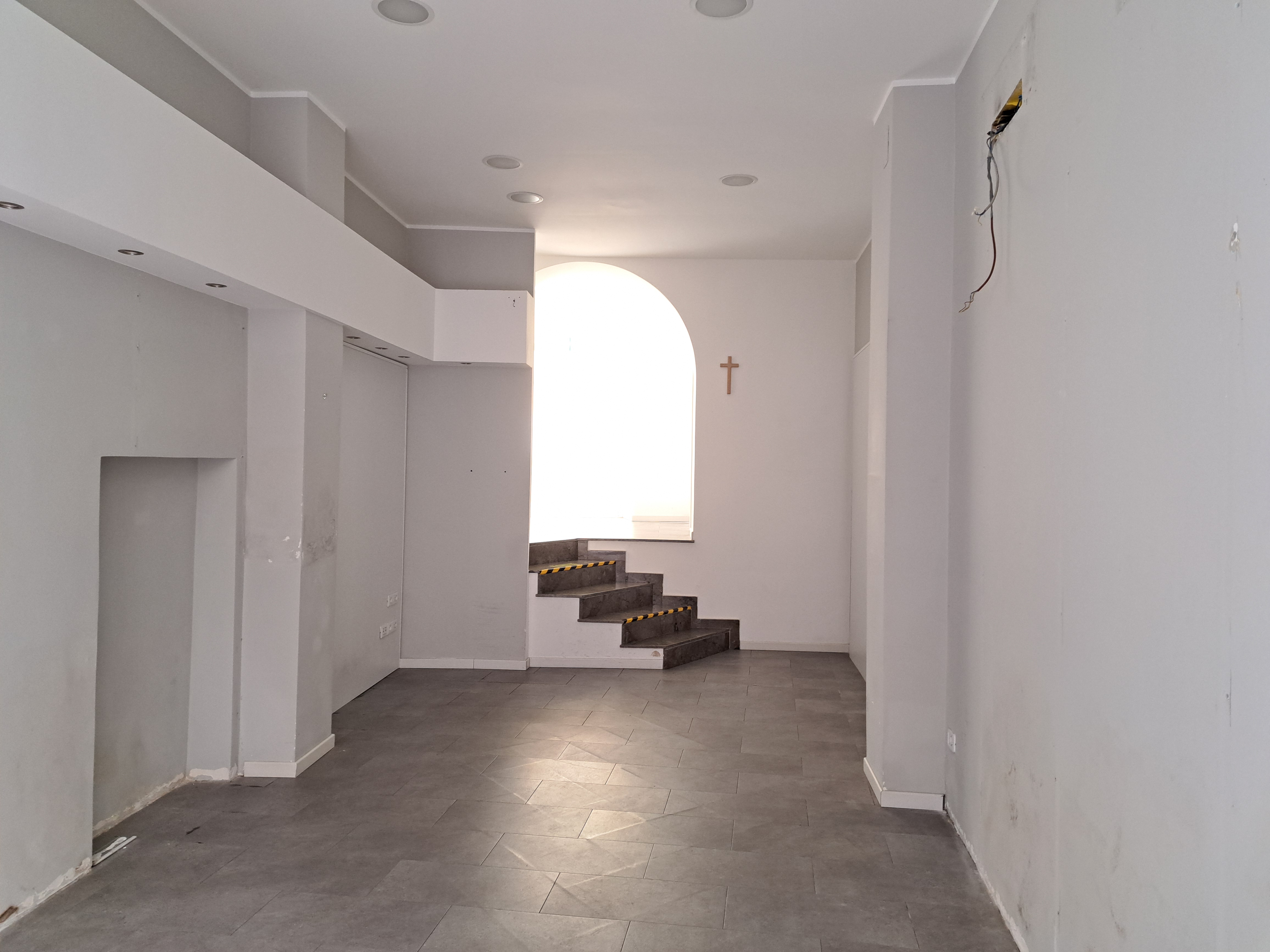 Via Roma, negozio con una vetrina nel corso pedonale del centro cittadino