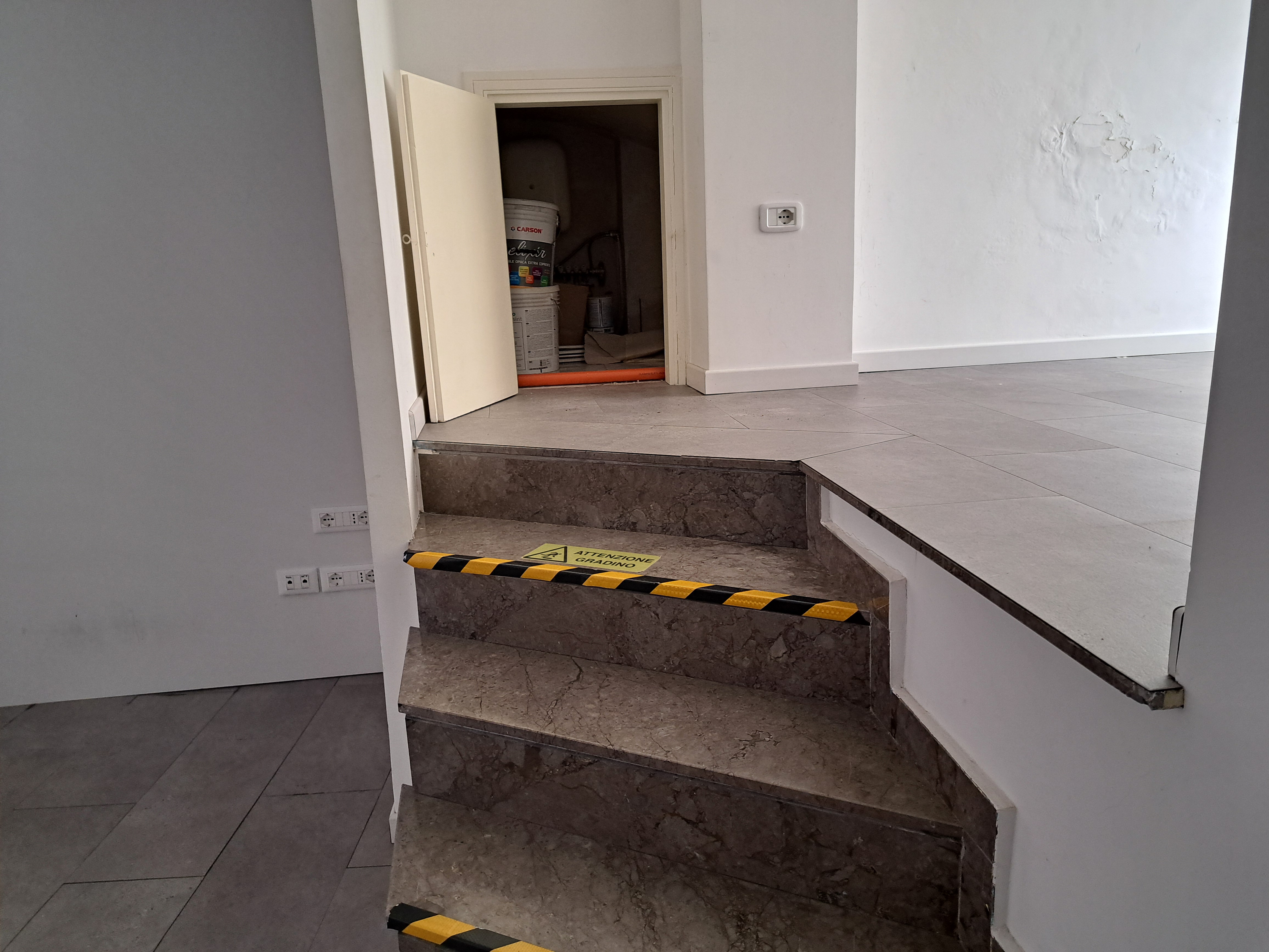 Via Roma, negozio con una vetrina nel corso pedonale del centro cittadino
