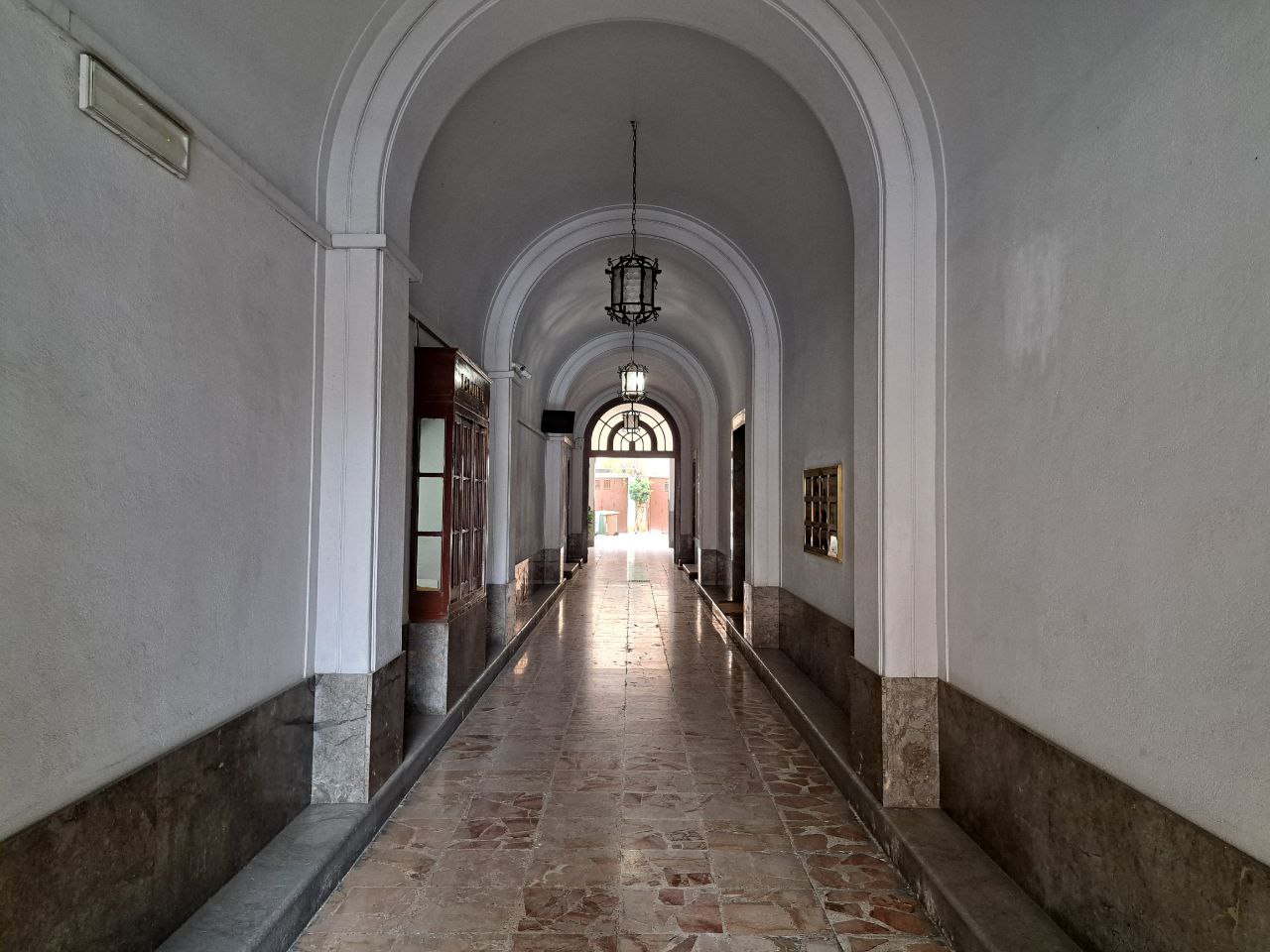 Via Pignatelli Aragona, box doppio con portineria