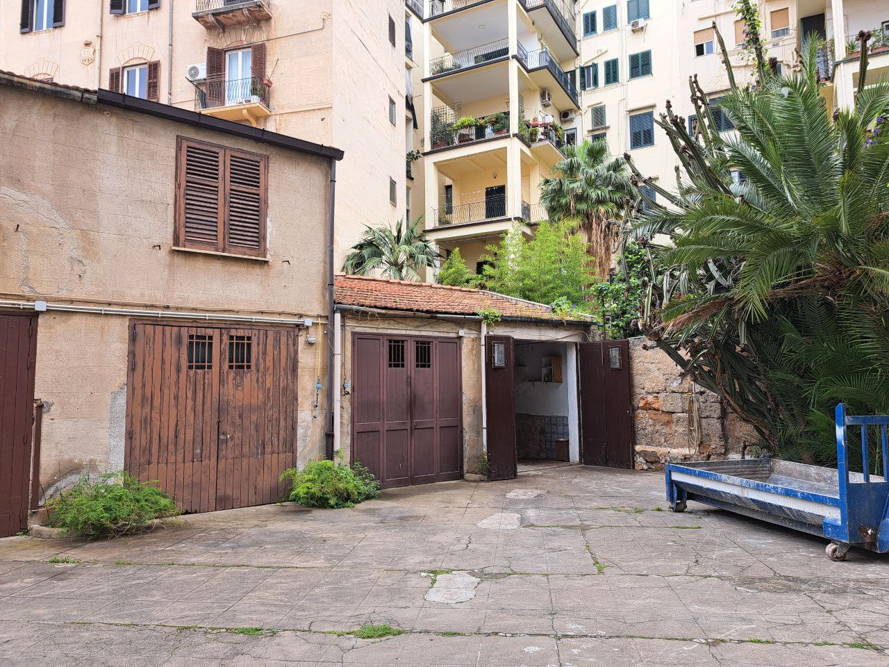 Via Pignatelli Aragona, box doppio con portineria