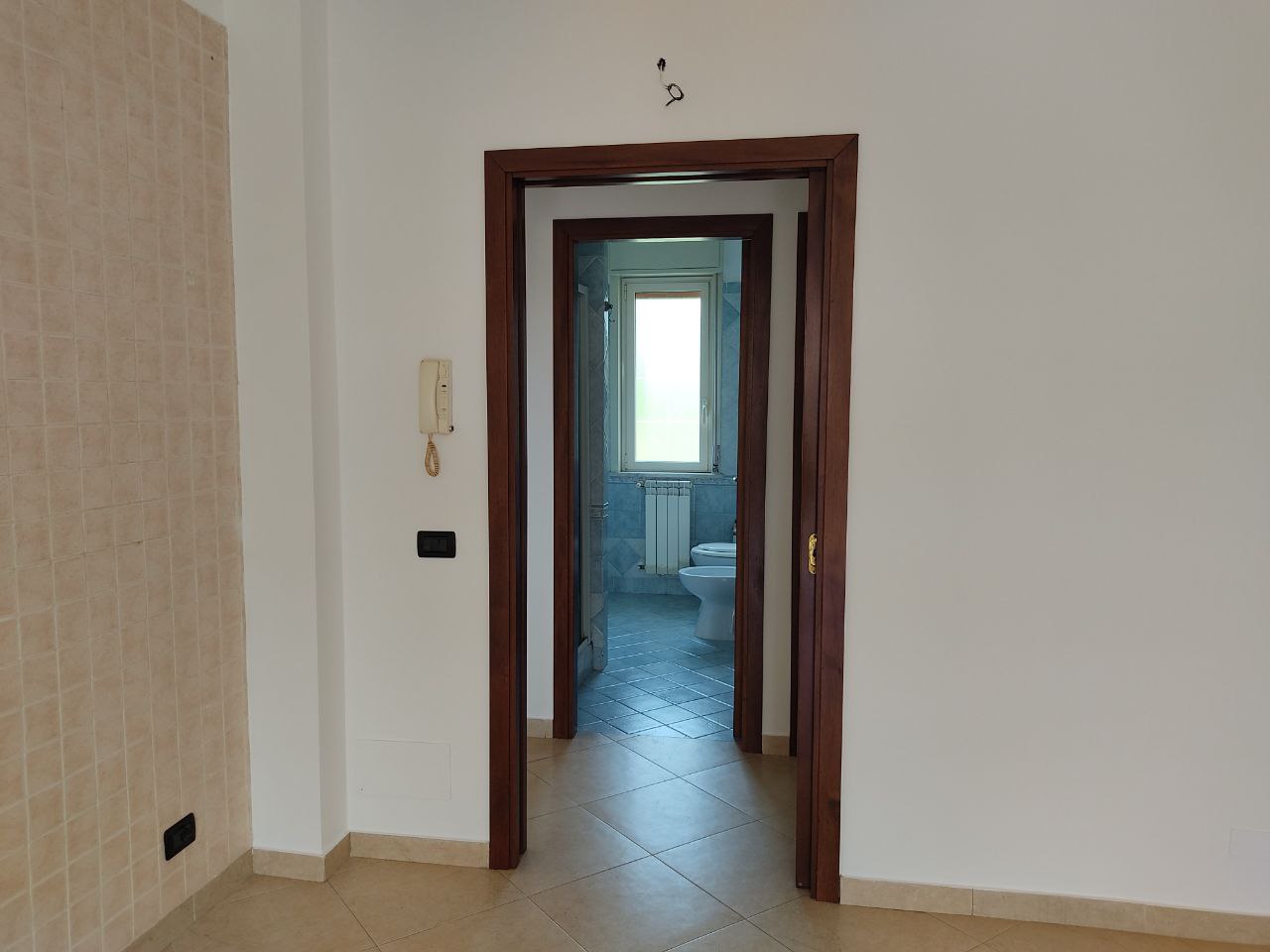 Via Strazzasiti, recente 3 vani con doppi servizi