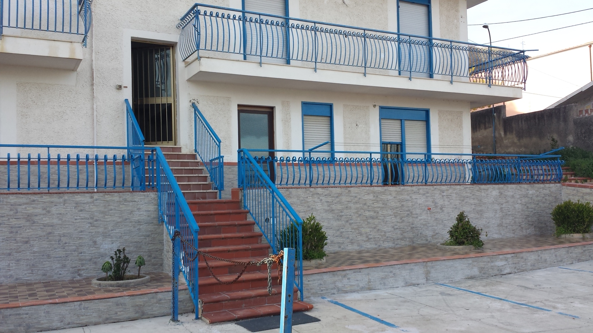Circonvallazione, casa con posto auto e 2 terrazzi