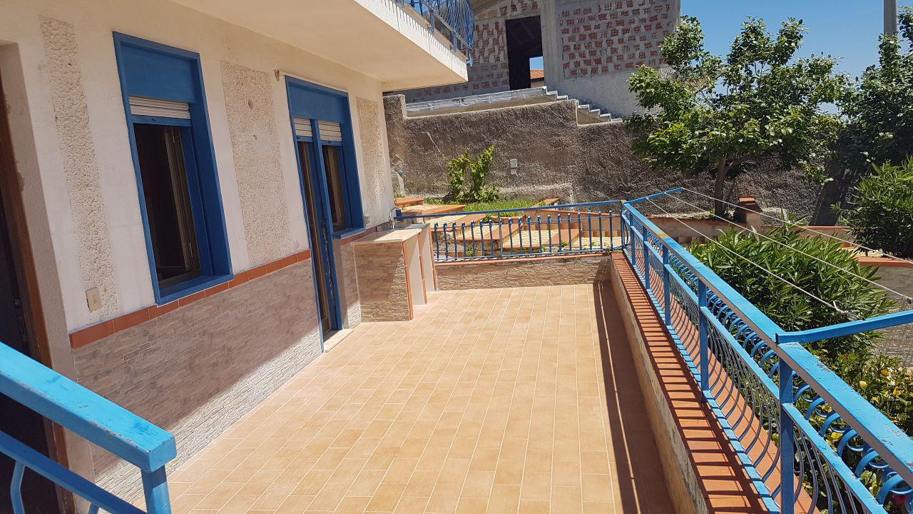 Circonvallazione, casa con posto auto e 2 terrazzi