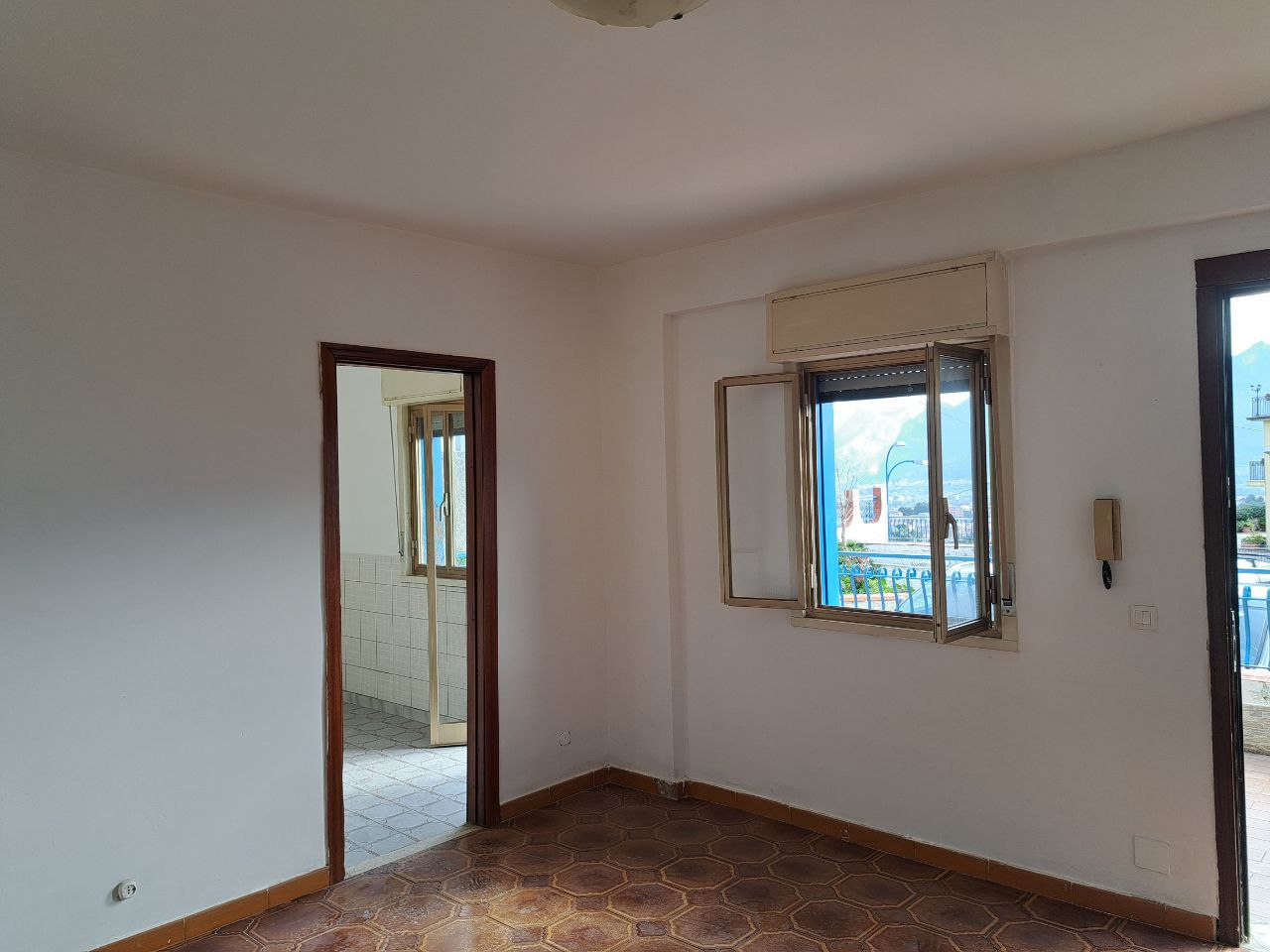Circonvallazione, casa con posto auto e 2 terrazzi