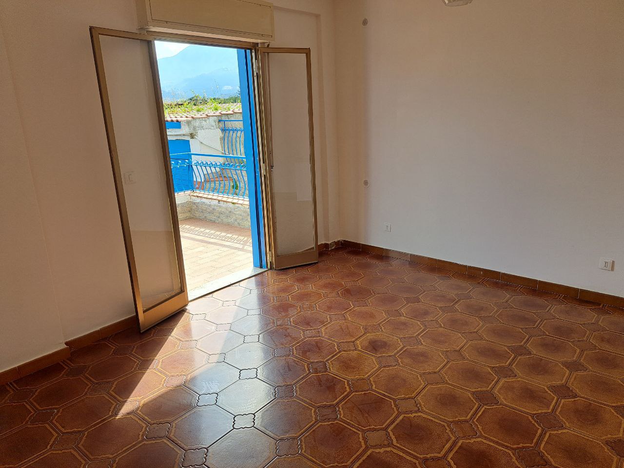 Circonvallazione, casa con posto auto e 2 terrazzi