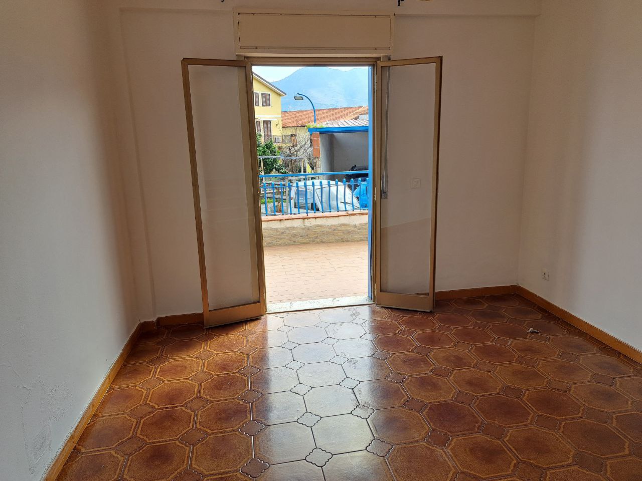 Circonvallazione, casa con posto auto e 2 terrazzi