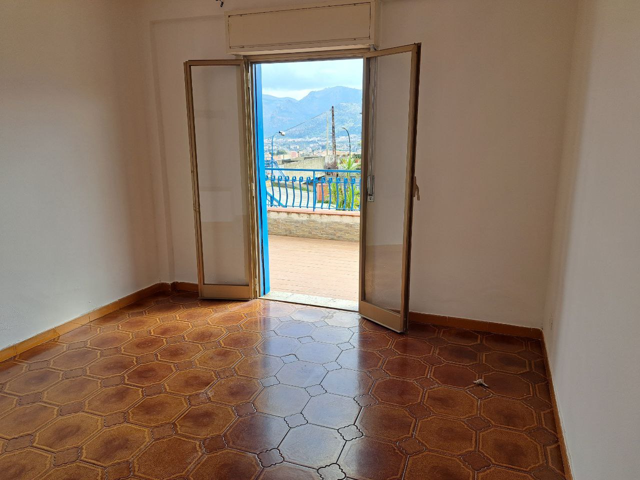 Circonvallazione, casa con posto auto e 2 terrazzi