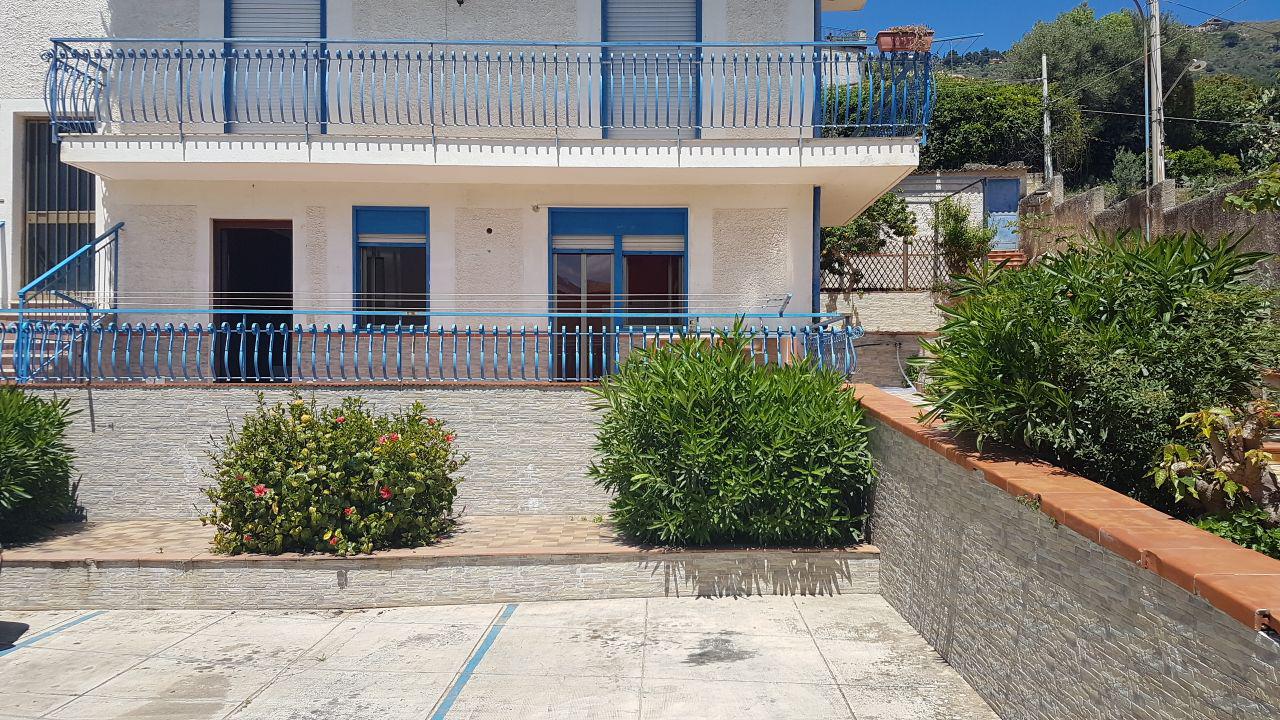 Circonvallazione, casa con posto auto e 2 terrazzi