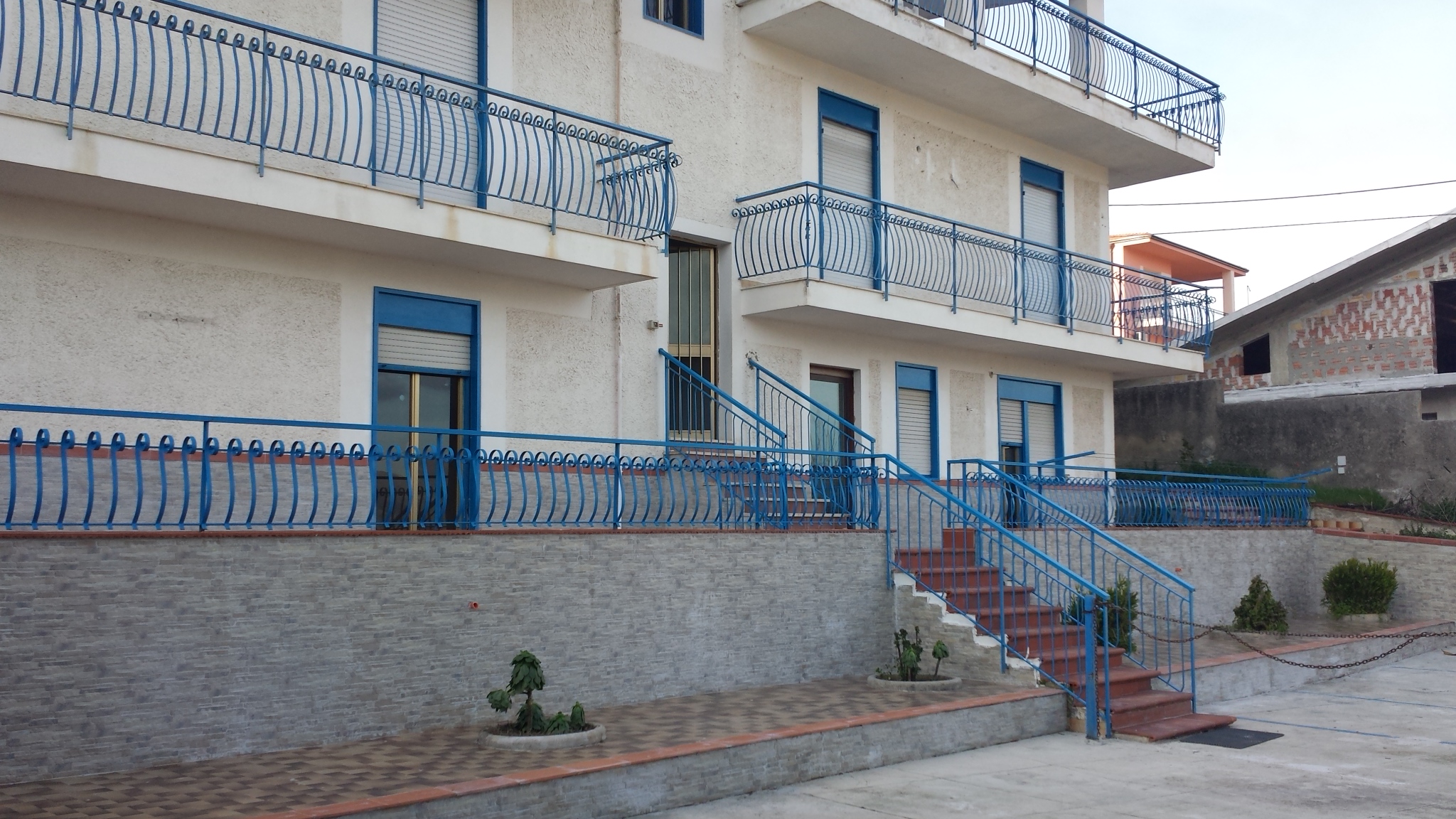 Circonvallazione, casa con posto auto e 2 terrazzi
