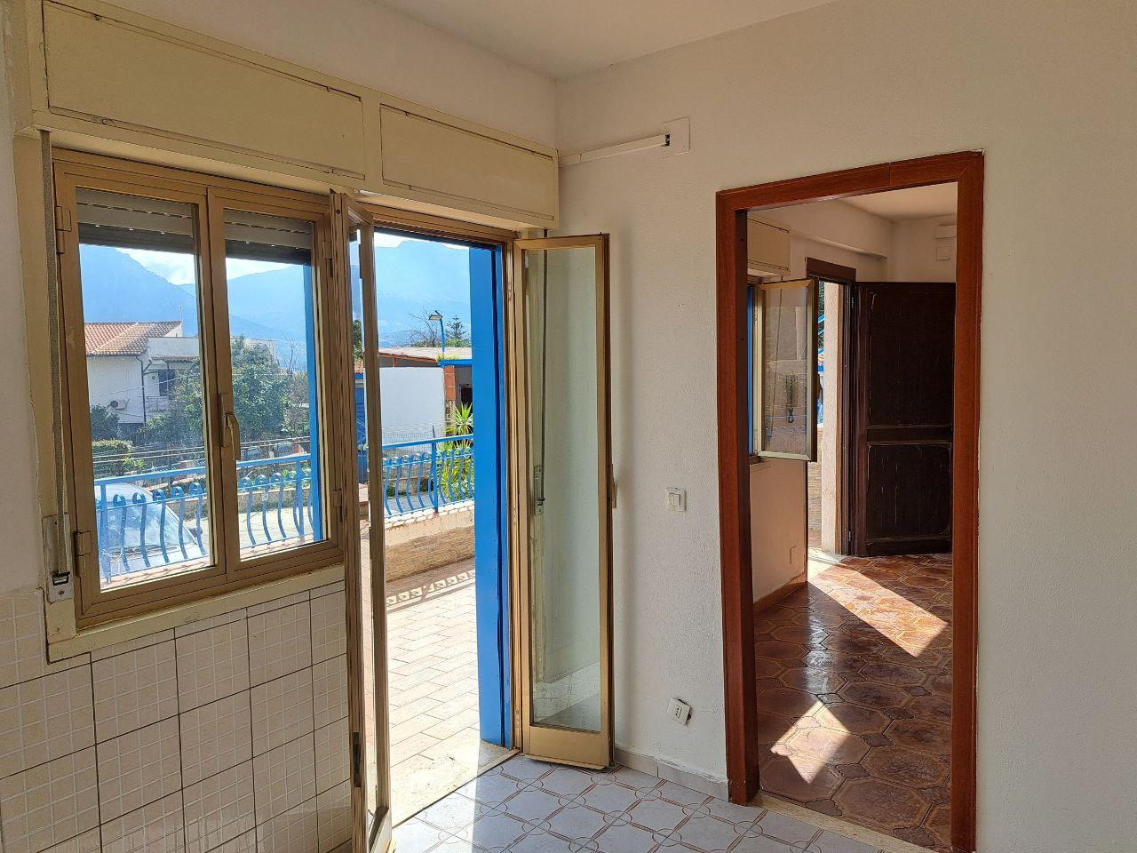 Circonvallazione, casa con posto auto e 2 terrazzi
