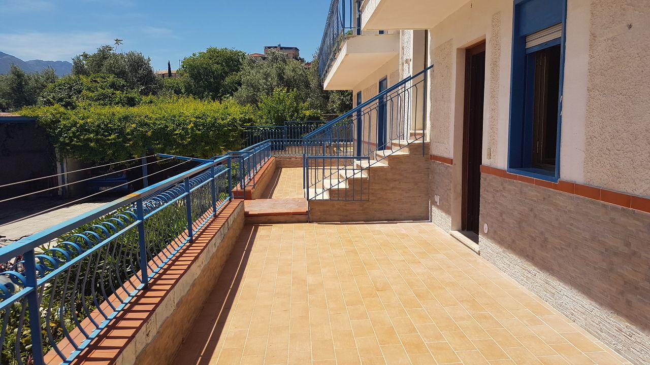 Circonvallazione, casa con posto auto e 2 terrazzi