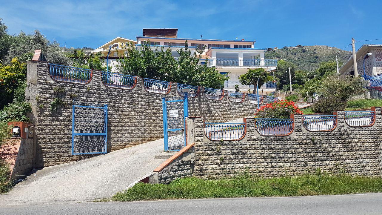 Circonvallazione, casa con posto auto e 2 terrazzi