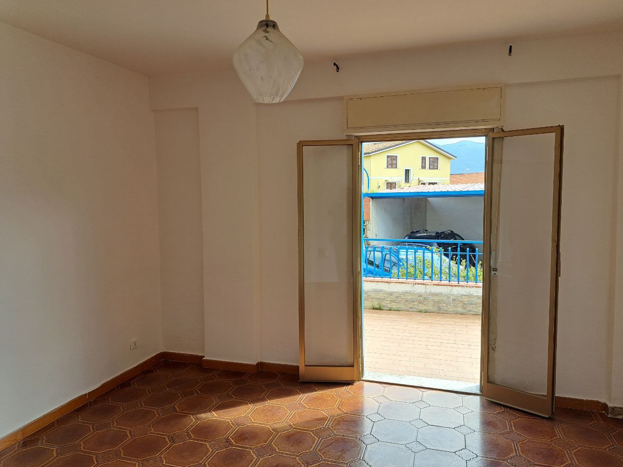 Circonvallazione, casa con posto auto e 2 terrazzi