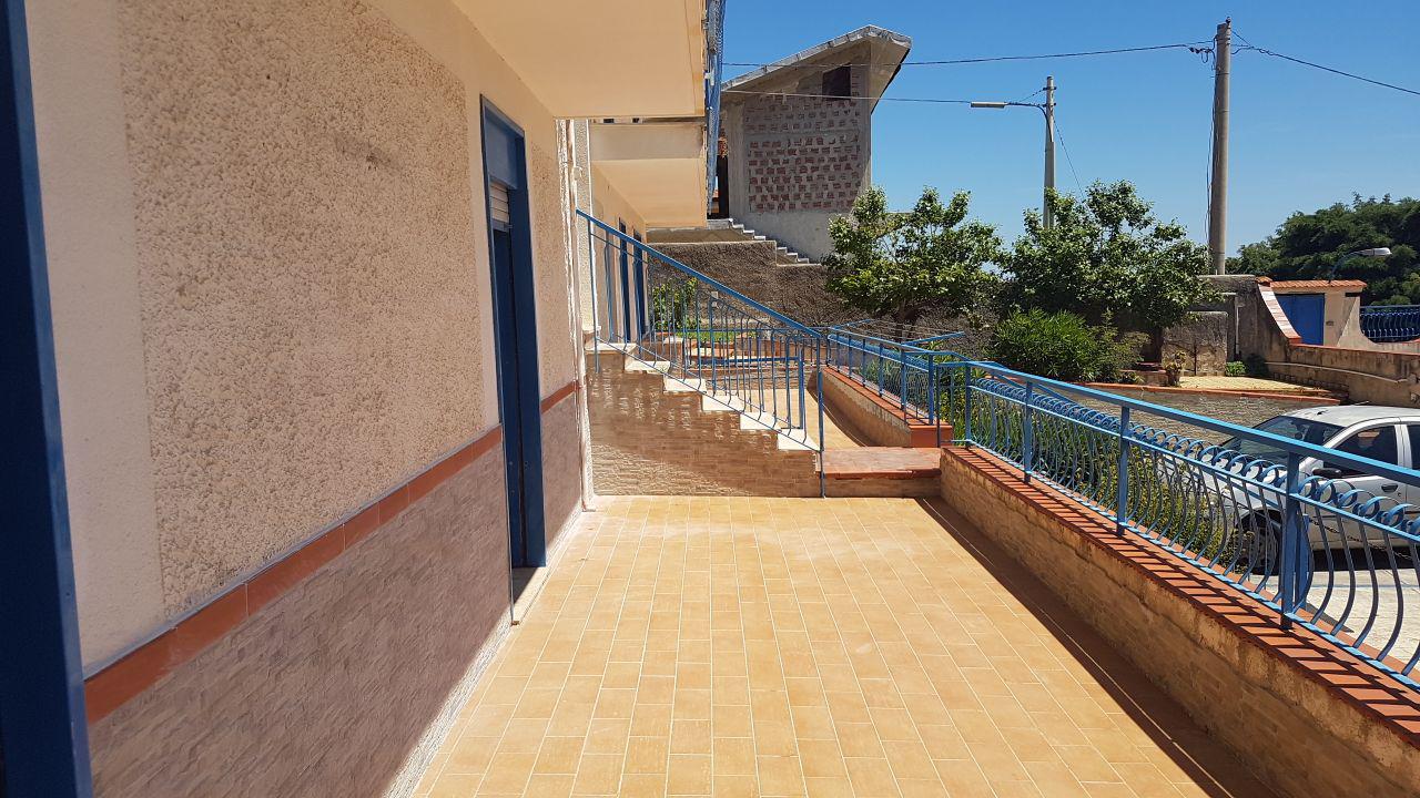 Circonvallazione, casa con posto auto e 2 terrazzi