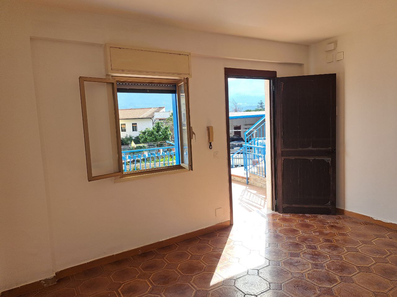 Circonvallazione, casa con posto auto e 2 terrazzi