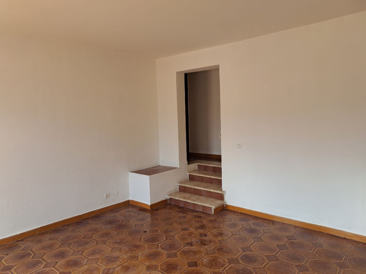 Circonvallazione, casa con posto auto e 2 terrazzi